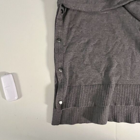 ELLEN TRACY Sweater Crew Neck Side Snap Womens Small Grey Lagen Look Preppy Norm - Picture 3 of 9